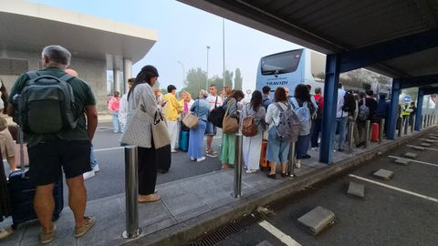 Los pasajeros de primera hora tuvieron que coger un bus para ir a Lavacolla