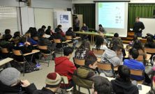 Charla de trabajadores de Endesa, ayer en el centro pont�s. 