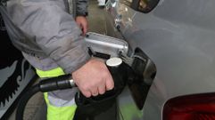 Trabajador de una gasolinera, suministrando carburante a un veh�culo