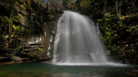 La cascada de A Pedriña está entre las localidades de Cruz de Outeiro y Vilarbacú