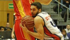 Pepe Pozas protege el bal�n ante Faverani. 