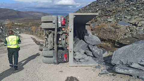 El camin cargado de rachn de pizarra volc
