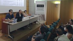 Santiago Ferreiro, presidente de ACO, en el centro, durante la asamblea