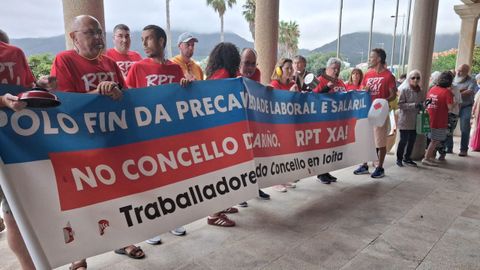 Cacerolada del personal municipal, con apoyo de otros vecinos, en el exterior del concello justo al comienzo del pleno del jueves