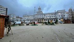 Los operarios, trabajando en el montaje.
