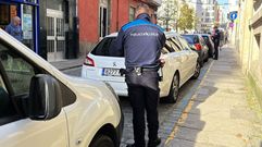 Agentes de la Polic�a Local, multando coches aparcados en la calle Rubalcava, en una foto de archivo.