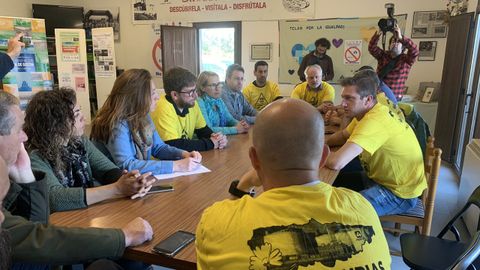 Reuni�n de la candidata a la Presidencia del Principado por Podemos, Lorena Gil, la candidata de la plataforma �Cambia Avil�s�, conformada por Podemos e IU, Tania Gonz�lez, y el portavoz de la formaci�n en el Parlamento Europeo, Miguel Urb�n con el comit� de empresa de Alcoa y Arcelor Mittal