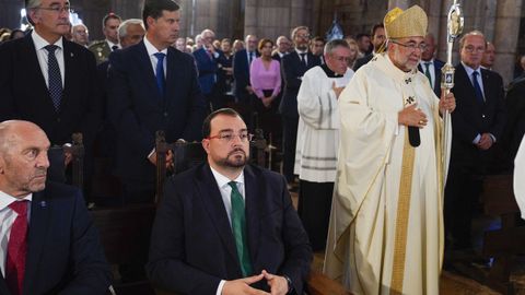 El presidente del Principado, Adrin Barbn (c-sentado) durante la misa ofrecida por el Arzobispo de Oviedo, Jess Sanz (d) durante los actos organizados en el Santuario de Nuestra Seora de Covadonga