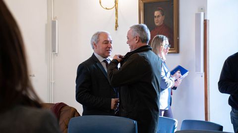 Tras finalizar el pleno, Tom� Roca tambi�n salud� al alcalde de A Fonsagrada, el socialista Carlos L�pez