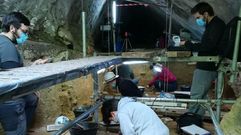 Los arqueólogos trabajaron en la cueva organizados en distintos turnos para cumplir las normas de seguridad sanitaria