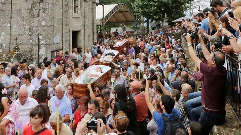 Desfile de ocho ata�des en la �romer�a de los muertos� de Santa Marta de Ribarteme