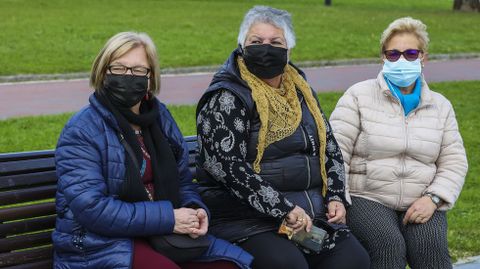 Tres pensionistas, ayer, en Corcubin 