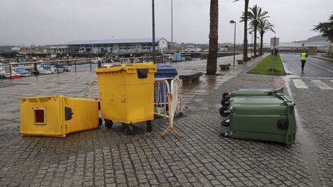 Contenedores volcados por el viento en el muelle de Curuxeiras en Ferrol