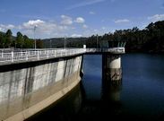Con el embalse lleno existe garant�a de suministro ante la relativa proximidad del oto�o. 
