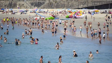 Playa de Silgar, en Sanxenxo, el chapuz�n del �ltimo d�a de primavera de este a�o