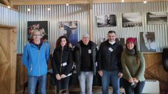 Integrantes del colectivo Galioart y una de las responsables de la Granja Labrada (derecha), en la exposici�n 