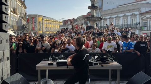 El disy�quey brit�nico Richie Hawtin, una de las mayores leyendas de la electr�nica a nivel mundial, act�a ante asistentes al festival Neopop y vecinos de Viana do Bolo en la c�ntrica Pra�a da Menina durante una sesi�n diurna y gratuita.