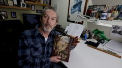 Alberto Taracido con la edici&oacute;n en gallego de &laquo;O eco dos d&iacute;as rotos&raquo;, publicado por Demo Editorial