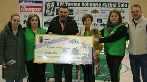 El alcalde Mariano Iglesias (centro), entrega el cheque de la recaudaci&oacute;n a las representantes de la AECC.