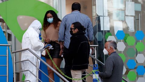 Pruebas de detecci�n del coronavirus en una farmacia de Ciudad de M�xico