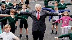 Boris Johnson visit� ayer una escuela donde pos� con varios alumnos con los brazos abiertos, una forma de calcular la distancia social