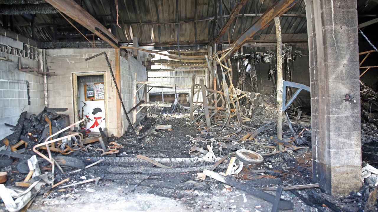 Portos y Concello de A Pobra colaborarán para recuperar la nave incendiada del club de remo