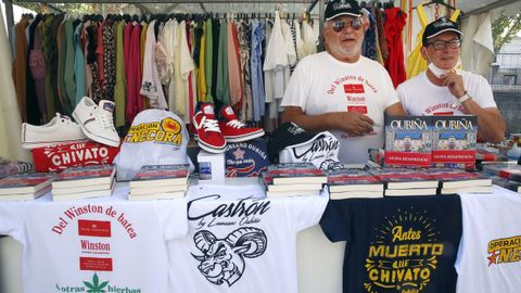 Oubia, con la ropa que comercializa, en un puesto en Vilanova