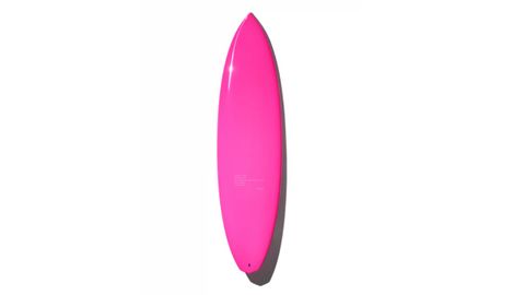 Pierpaolo Piccioli x Zara 50 Aniversario. Tabla de Surf Rosa Poética. Diseñada con Pukas y Olatu, esta tabla técnica y artística está pintada en un rosa brillante satinado, con un poema de Fernando Pessoa inscrito. Un objeto escultórico y funcional que celebra la calma del mar.