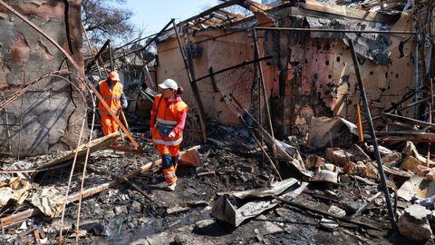 Obreros municipales caminan sobre las ruinas de una casa donde una madre muri� y su hijo de nueve a�os result� herido en un ataque con drones rusos en Odesa.