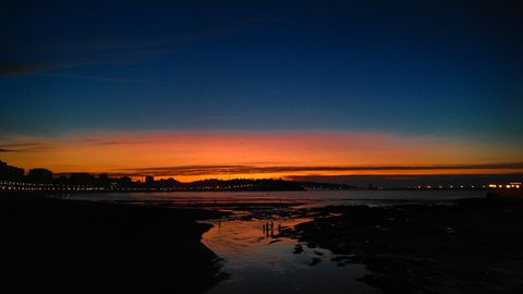  Candilazo al atardecer debido a una capa fina de nubes altas y a part�culas s�lidas en suspensi�n. Puente del piles, Paseo del Muro de San Lorenzo, Gij�n