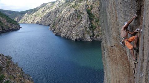 El escalador Alfonso B�ck trepa por una roca en la orilla ourensana del ca��n, entre los municipios de Nogueira de Ramu�n y Parada de Sil