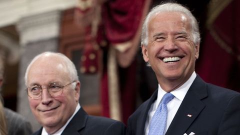 Dick Cheney con Joe Biden, entonces vicepresidente electo con Barack Obama, en Washington en enero del 2009