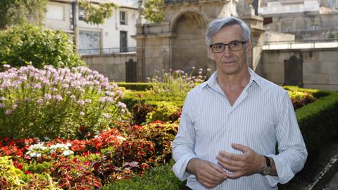Jos&eacute; Mar&iacute;a Eguileta posa junto a As Burgas, su mayor descubrimiento.