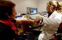 La osteoporosis se detecta, como se observa en la imagen, midiendo la densidad del hueso.