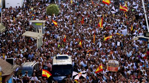 Ceuta pide respuestas a la crisis migratoria. Las cuatro principales comunidades religiosas de la ciudad aut�noma convocaron ayer una concentraci�n bajo el lema �Basta ya� que reuni� a m�s de 10.000 asistentes seg�n los organizadores, 5.000 seg�n la estimaci�n de la Polic�a Nacional.