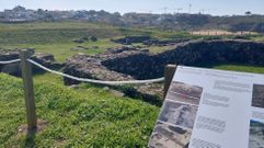 Aspecto del cierre y de los carteles del yacimiento de A Lanzada, en Sanxenxo