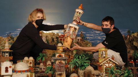Ana Martín e Israel de la Vega, poniendo a punto el nacimiento de estilo oriental de la Orden Tercera