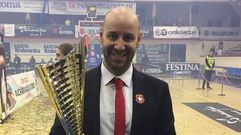 Jordi Aragon�s, el domingo con el trofeo de la Copa de Polonia. 
