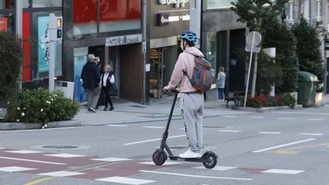 Un patinete circulando por una calle de Vigo.