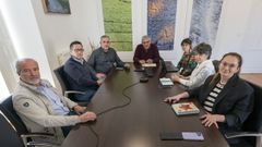 Los alcaldes de As Somozas (izquierda), Cerdido (tercero por la izquierda) y San Sadurni�o (en el centro), la alcaldesa de Moeche (segunda por la derecha) y otros asistentes a la reuni�n del mi�rcoles en San Sadurni�o