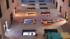 Vecinos del barrio de A Valenza celebran todos los d�as a las ocho por el patio de luces una fiesta