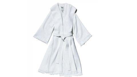Pieter Mulier x Zara 50 Aniversario. Bata blanca oversize hecha en rizo doble. Con capucha amplia, bolsillos grandes y franjas tonales. Eleva el loungewear al nivel de prenda de exterior.