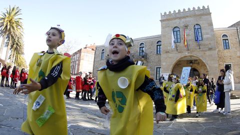 Los nios del Jaime Balmes disfrazados de contedores de reciclaje. VOZ NATURA