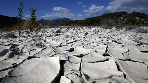 Vista del suelo del lecho del r�o Var resquebrajado por la sequ�a en Carros (Francia).