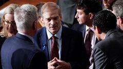 El republicano Jim Jordan conversando con el expresidente de la C�mara de Representantes y compa�ero de su partido, Kevin McCarthy.