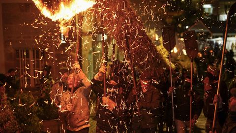 Los portadores del fach�n tienen que mantener el fuego vivo y tener cuidado con las chispas.