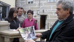 El origen de los Pouso. Ra�l Pouso, primo del fallecido, mostrando una foto de Guillermo junto a sus parientes Lola Miranda (de rosa); el marido de esta, Antonio; y su hija, Cristina, frente a su casa de Res�a, en la que recibieron la noticia de la muerte y desde la que est�n en contacto con sus familiares en Argentina. 