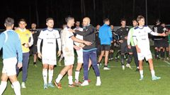 Boiristas y ribeirenses se saludan tras finalizar el derbi disputado en Barra�a.