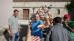 Os organizadores das festas de San Antonio venderon as primeiras roscas a primeira hora da ma�� fronte ao convento de Santa Clara