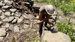 La l�pida (en la parte inferior derecha de la imagen) fue reaprovechada para construir un muro